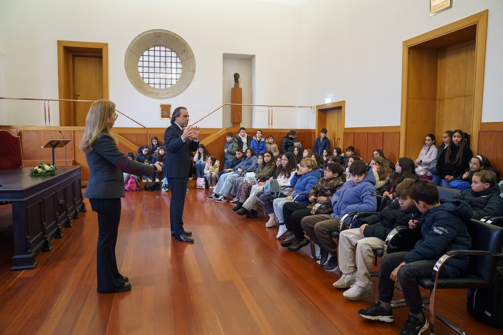 2026_01_20_visita_estudo_dos_alunos_do_agrupamento_de_escolas_mai_rio_cardoso_salao_nobre__cmguim...