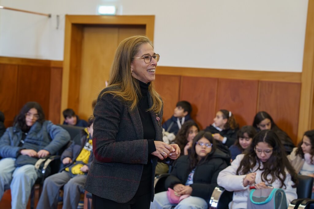 2026_01_20_visita_estudo_dos_alunos_do_agrupamento_de_escolas_mai_rio_cardoso_salao_nobre___cmgui...