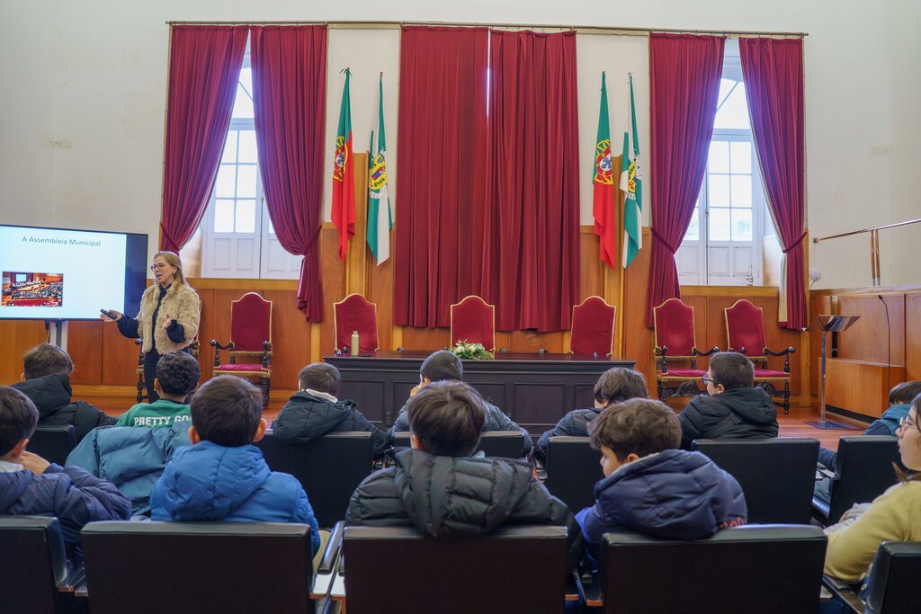 2026_01_21_visita_estudo_dos_alunos_do_agrupamento_de_escolas_mario_cardoso_salao_nobre__cmguimar...