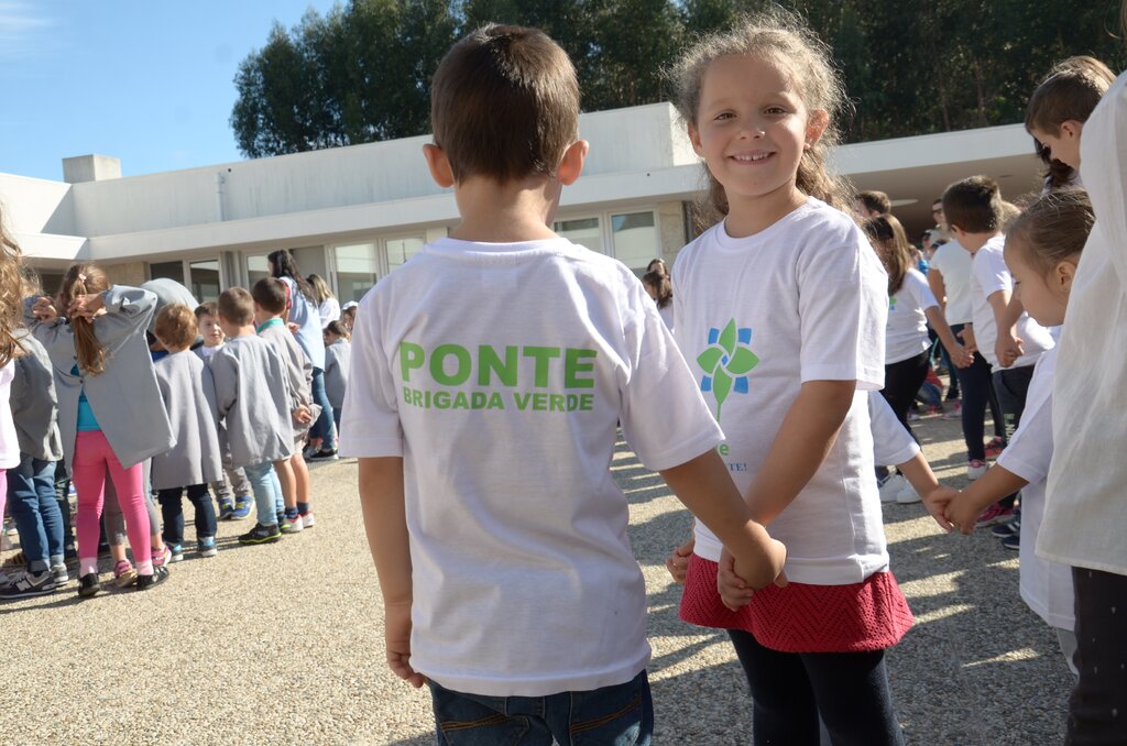 Brigada Verde de Ponte planta árvores na escola no âmbito do projeto CRIAR