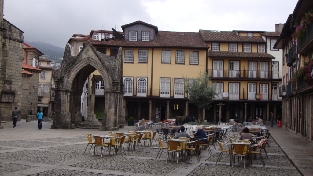 "Fazer crescer abril" no Largo da Oliveira