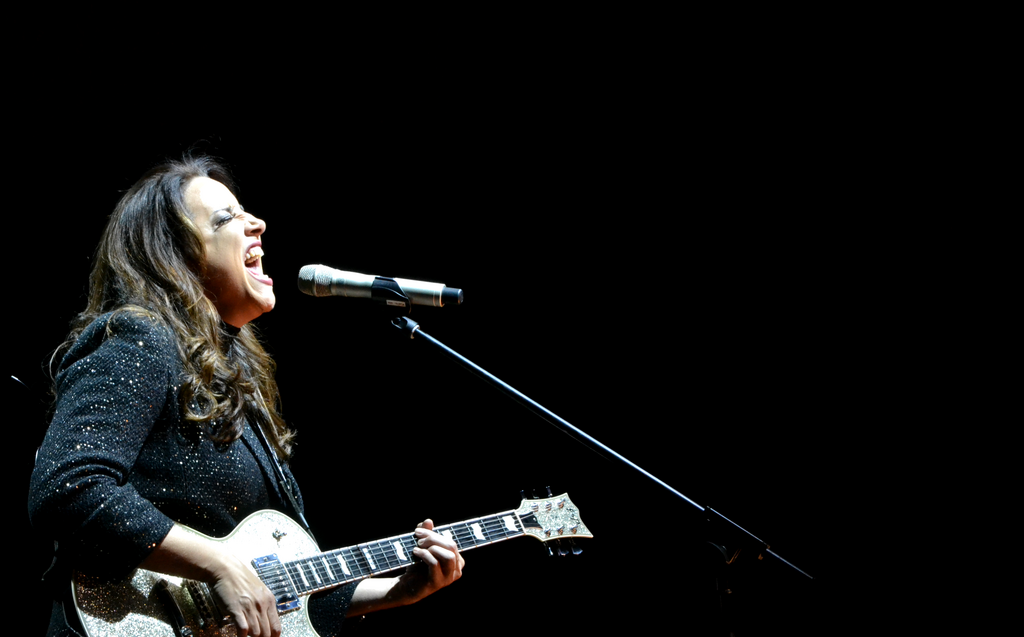 Multiusos de Guimarães com nova lotação esgotada aplaudiu 15 anos de carreira de Ana Carolina