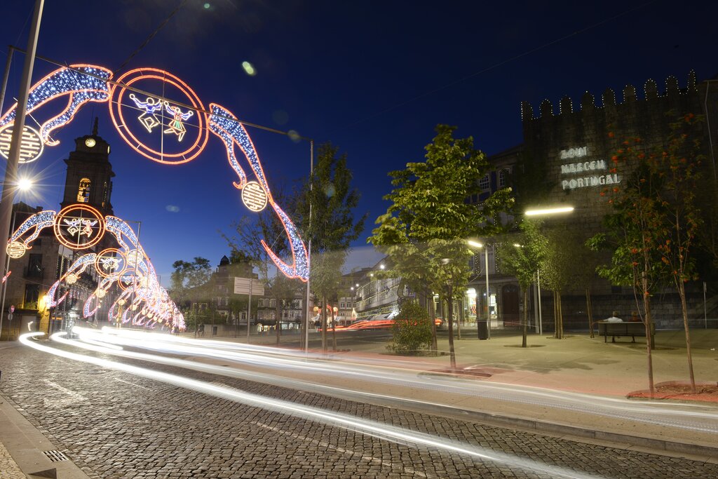 Iluminações de rua são imagem de marca das festas da cidade de Guimarães