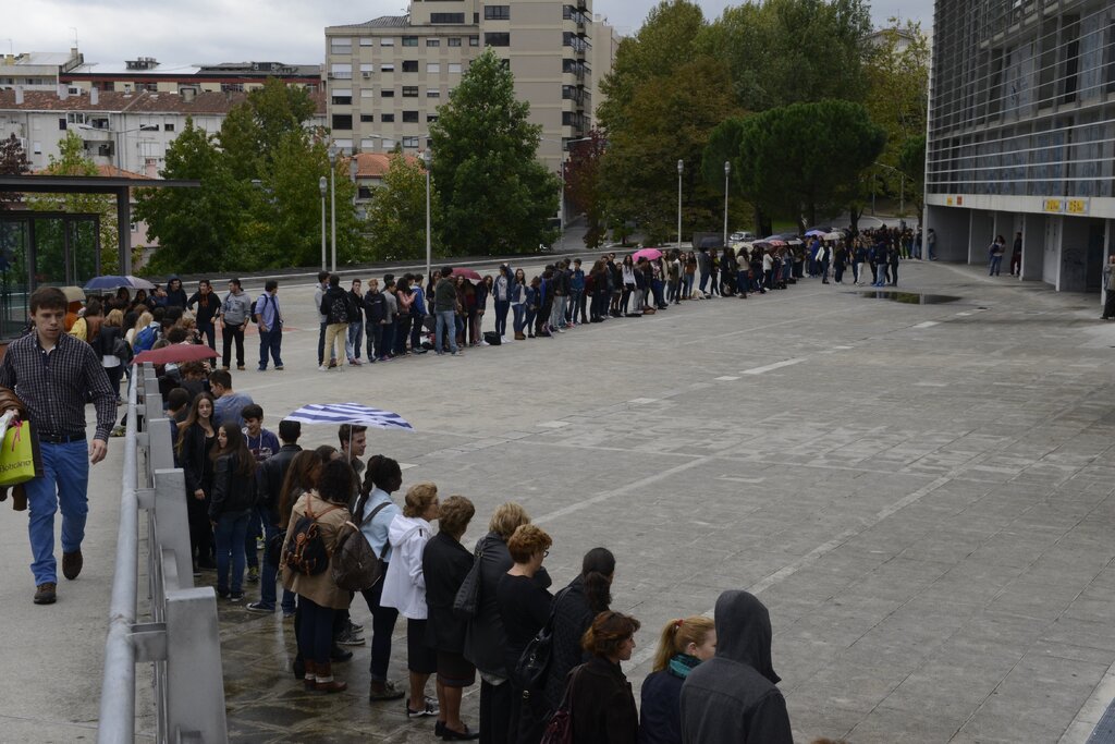 Alunos de Guimarães formaram cordão humano “Pelo Combate à Pobreza e Exclusão Social”
