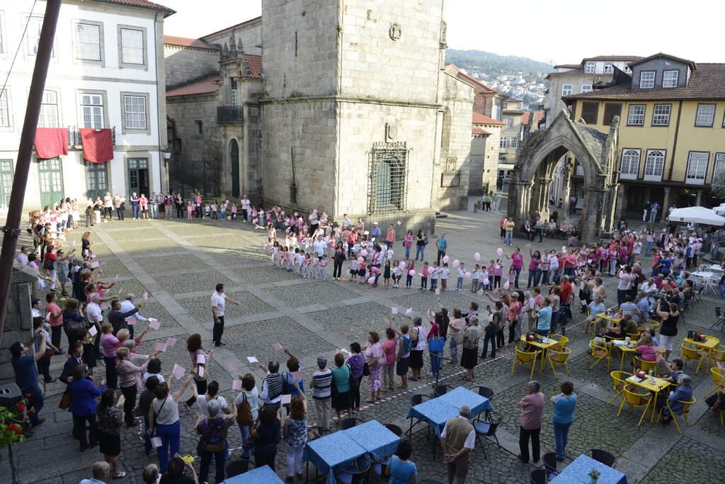 Logótipo humano em Guimarães alerta para a necessidade de prevenção do cancro da mama