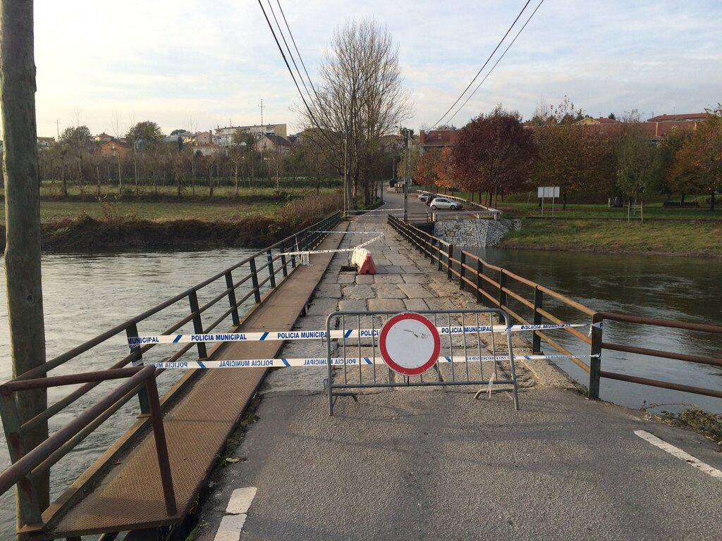 Trânsito temporariamente encerrado na ponte que liga Santa Eufémia de Prazins e Barco