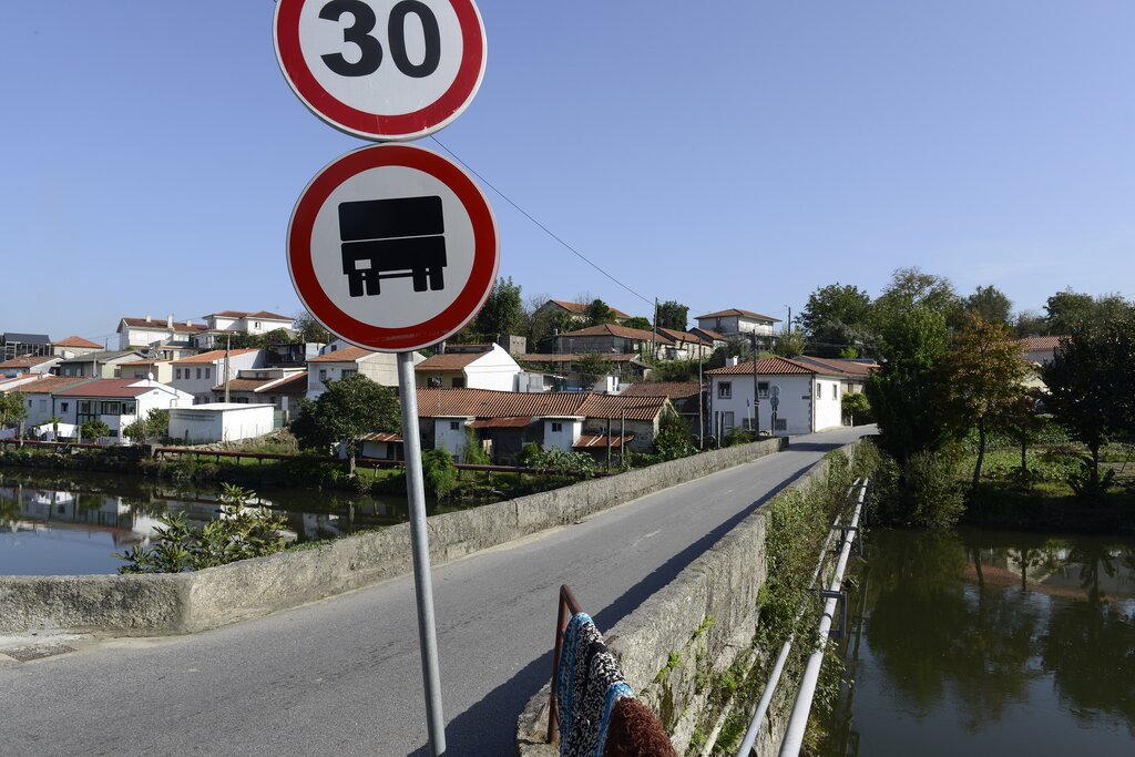 Trânsito interrompido durante reabilitação da Ponte de Campelos e construção de passagem pedonal