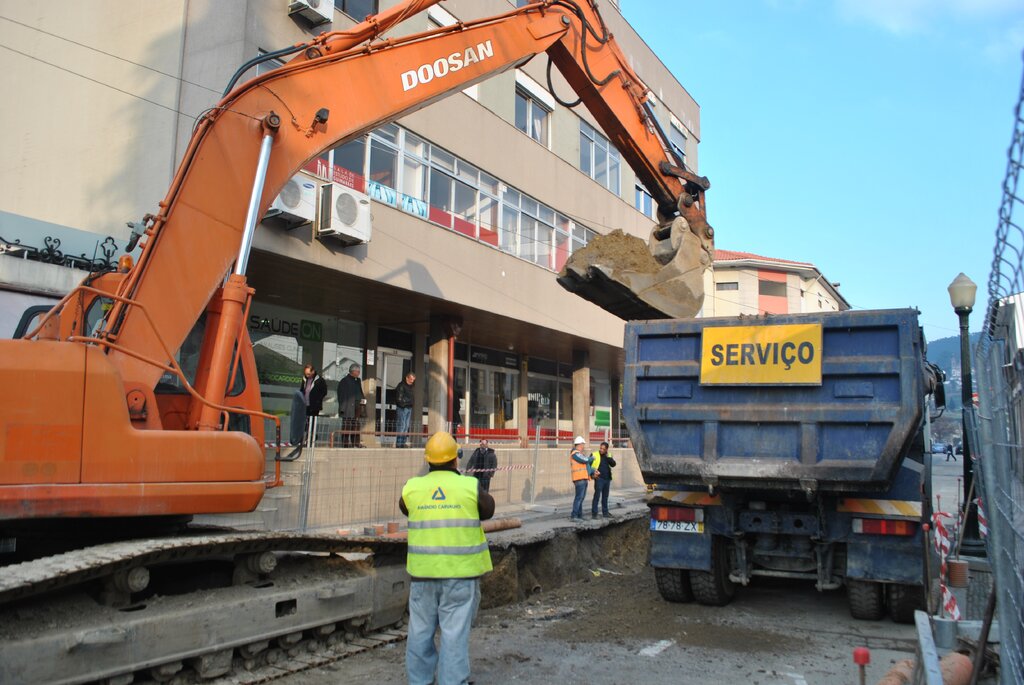 Obras retomadas condicionam circulação de veículos na Rua Dr. José Sampaio
