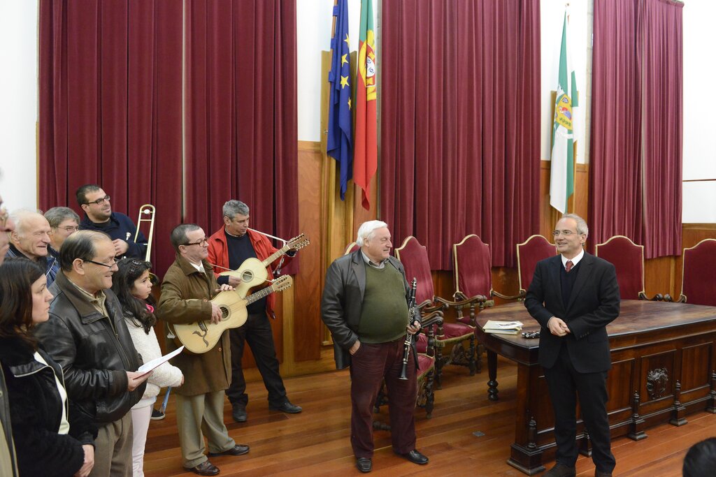 Trovadores do Cano cantaram os Reis a Domingos Bragança na Câmara de Guimarães