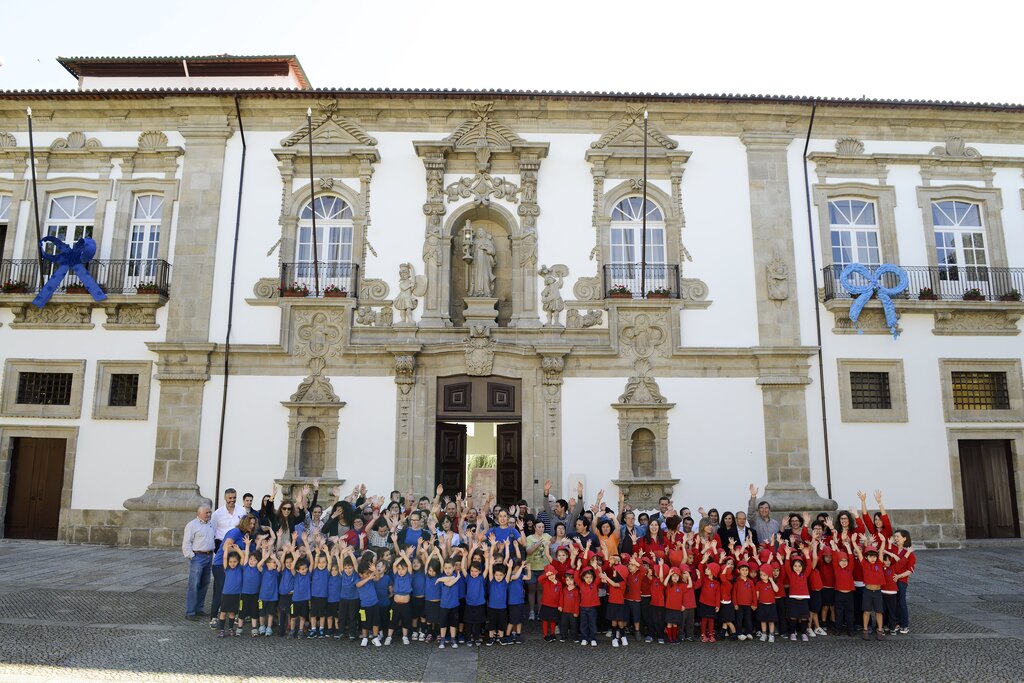 Campanha do Laço Azul nas fachadas de edifícios de Guimarães alerta para a proteção das crianças