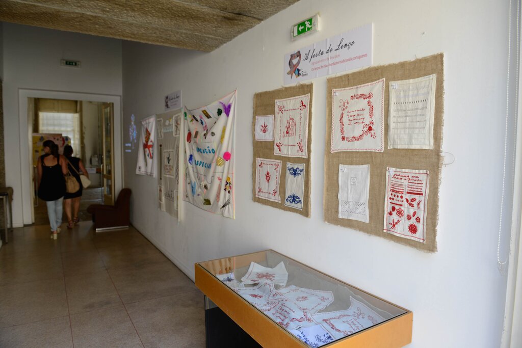Lenços criados por alunos de Guimarães em exposição na Biblioteca Municipal Raul Brandão