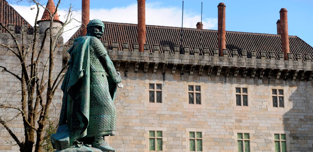 Estátua de Dom Afonso Henriques, protagonista da Batalha de São Mamede que se tornou o primeiro rei de Portugal. Foto: CM Guimarães.  