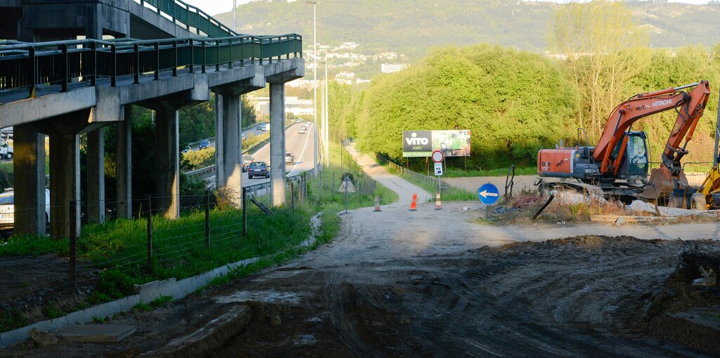 Já está a ser construído o ramal de ligação da estrada de Pevidém à Variante de Creixomil
