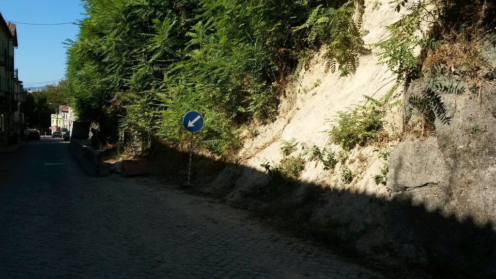 Obra para estabilizar talude na Rua Manuel Tomás (Creixomil) começa esta quarta-feira