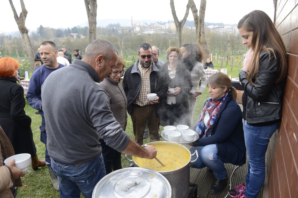 “Sopa Solidária” na Horta Pedagógica de Guimarães entrega cabaz de Natal ao Centro Juvenil São José