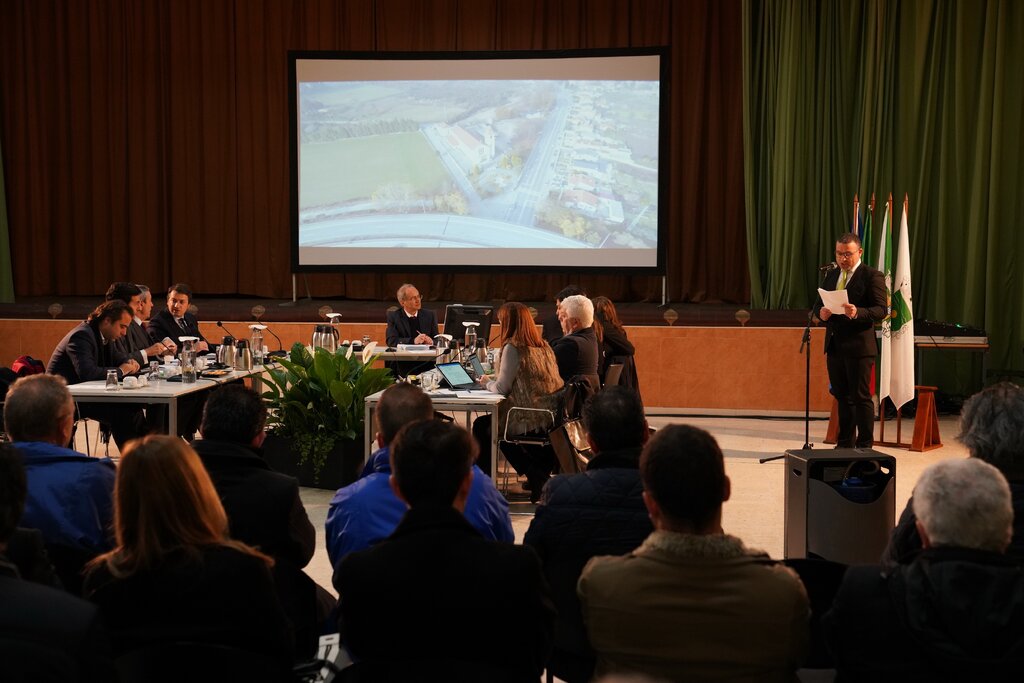 Reunião de Câmara realizou-se em Silvares. Executivo visitou empresas e instituições