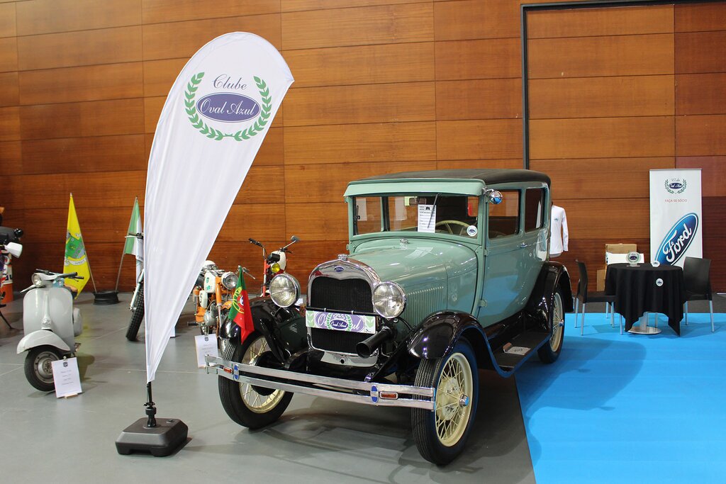Expo Clássicos exibe “carros do cinema” no Multiusos de Guimarães