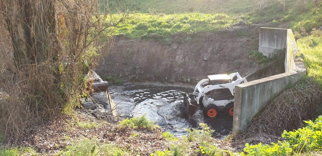 Câmara de Guimarães executa limpeza  das linhas de água nos aglomerados urbanos