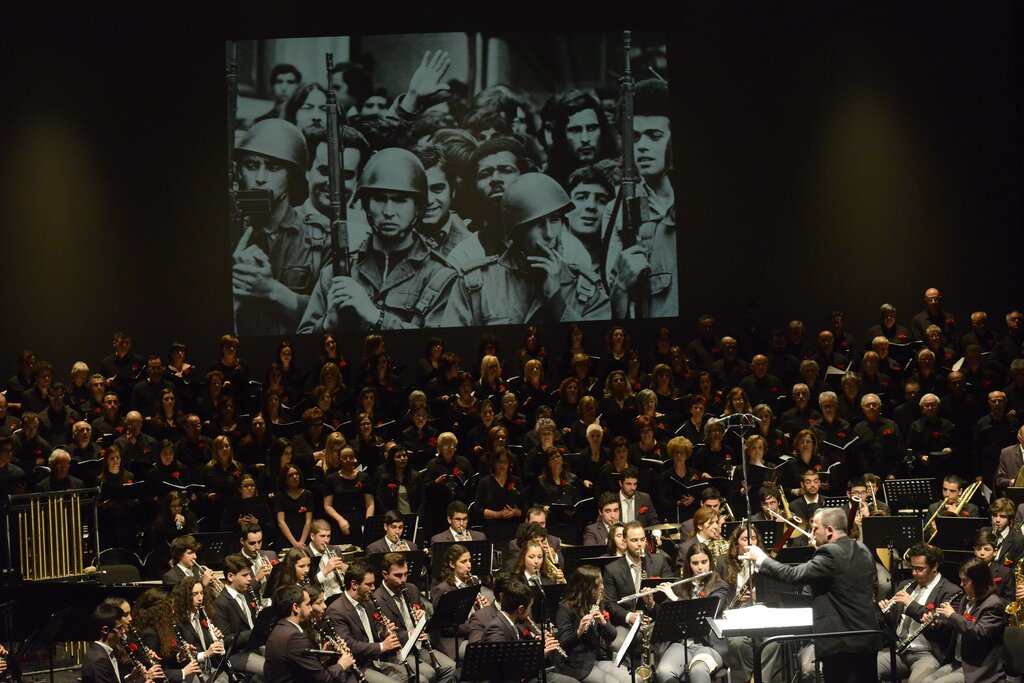 Guimarães assinala os 45 anos da revolução com música, espetáculos, exposições...