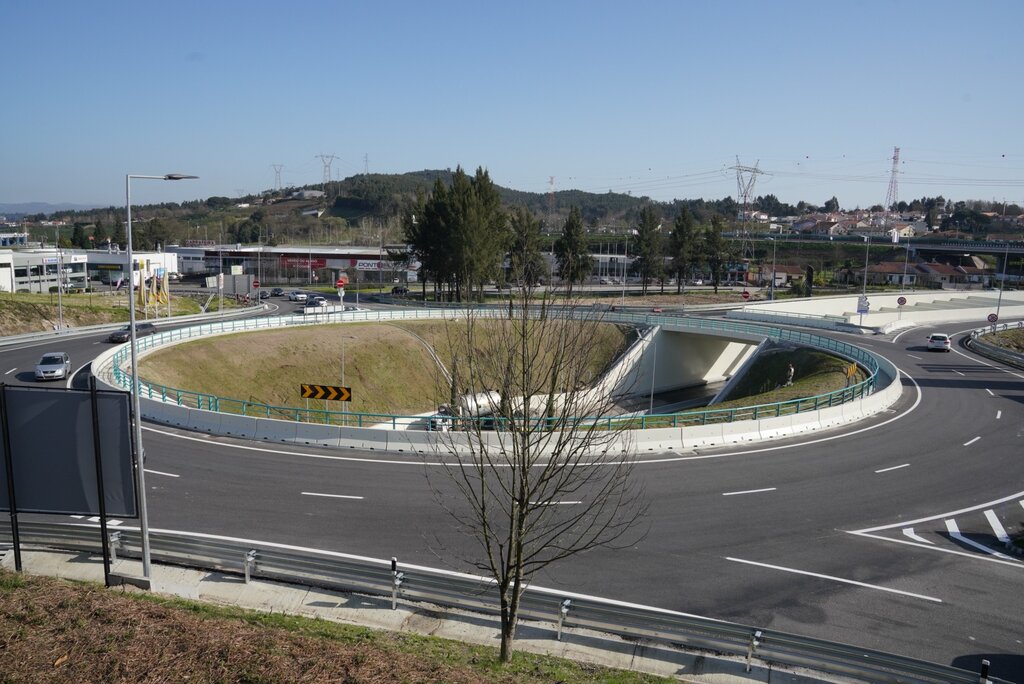 Desnivelamento na rotunda de acesso à autoestrada abre ao trânsito na terça-feira