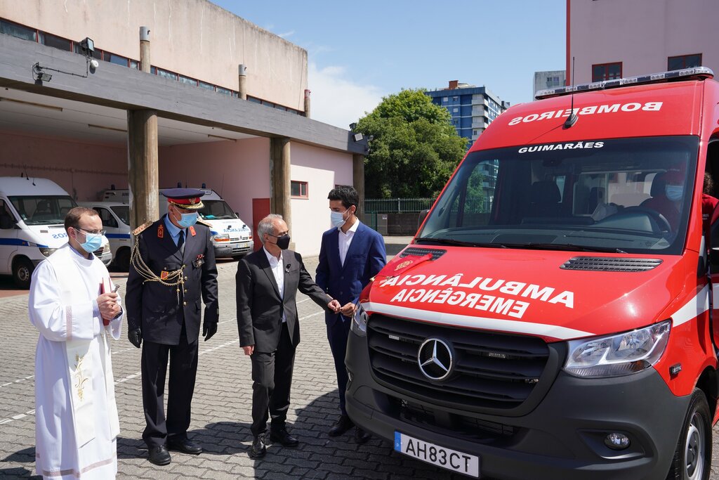 Bombeiros Voluntários de Guimarães reforçam frota com duas ambulâncias e viatura de comando