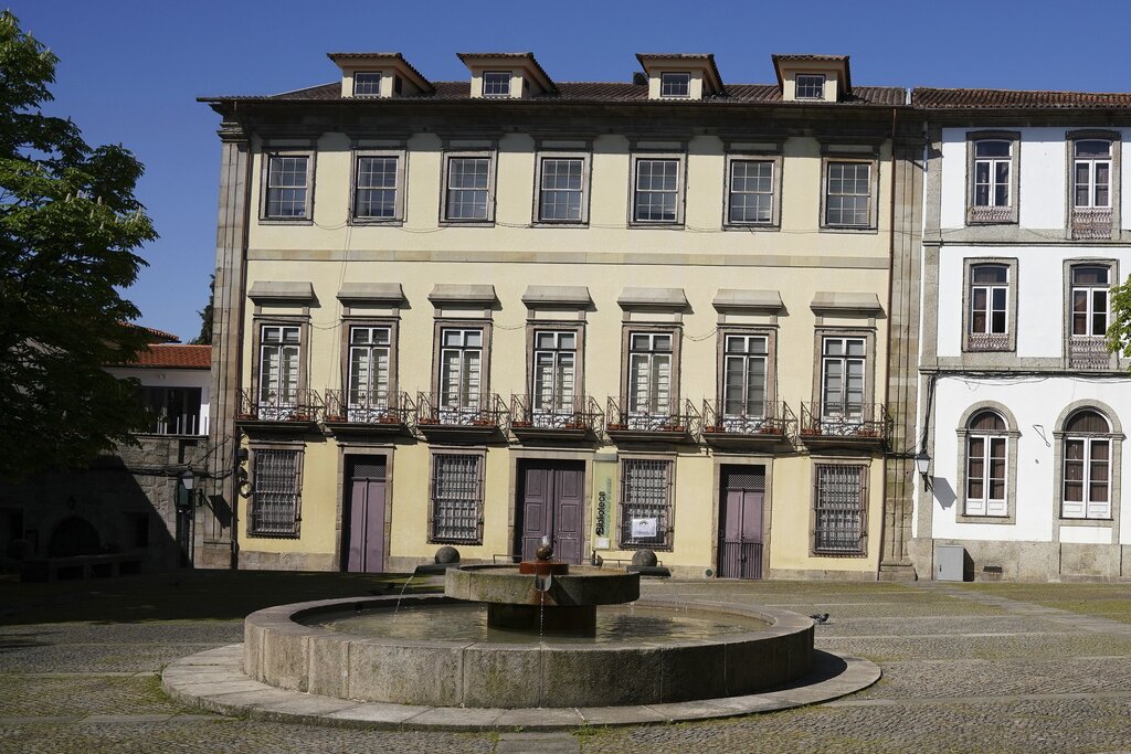 Serviços condicionados na Biblioteca Municipal Raul Brandão