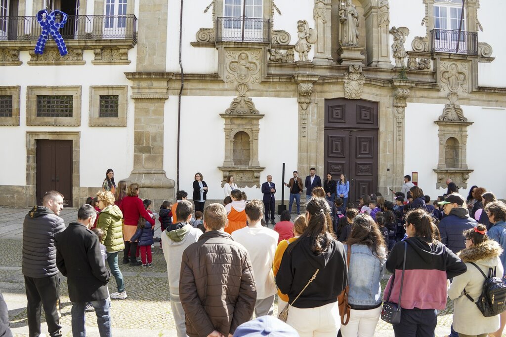 Laço Azul lembra a necessidade de prevenir e denunciar os maus-tratos das crianças