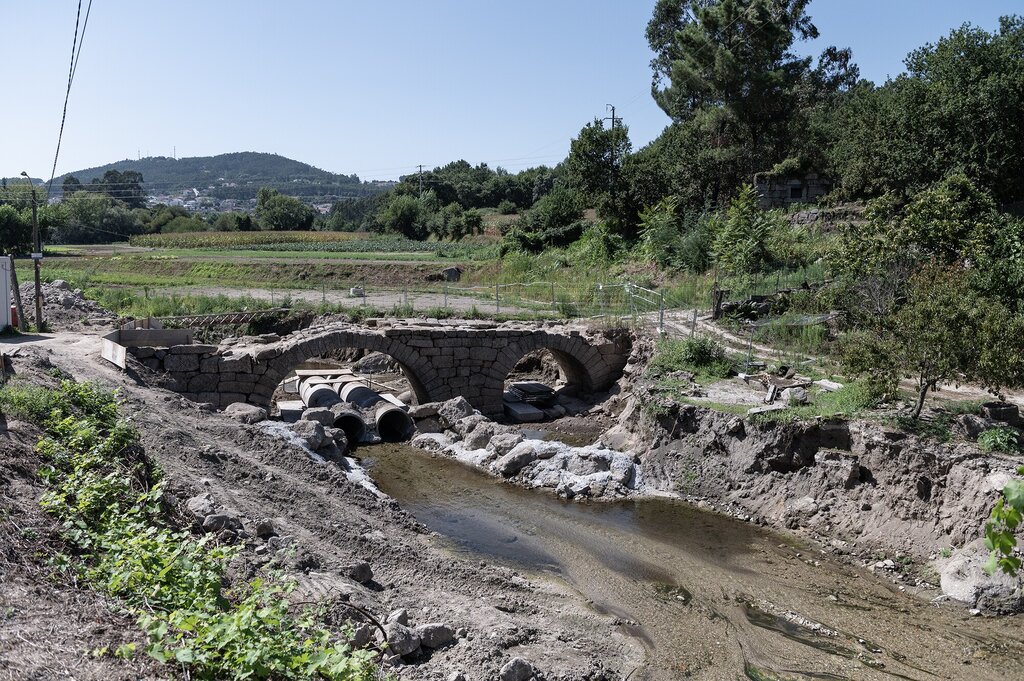 Ponte do Soeiro, que liga Serzedelo a Gondar, está a ser consolidada e restaurada