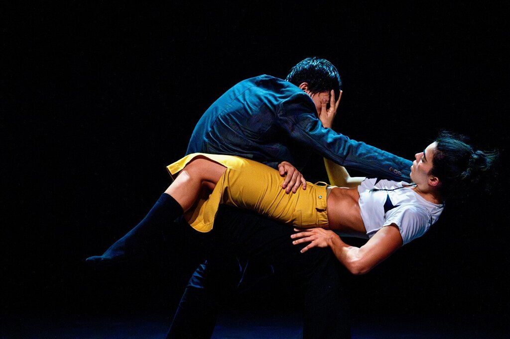 Combinando realidade e ficção, o som e a luz e os corpos de "Take" fazem história no CCVF a 27 de...