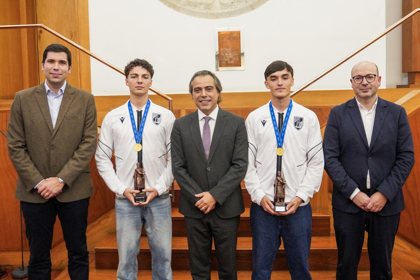 2025_12_05_homenagem_jovens_campeoes_do_mundo_de_futebol_sub17_vitoria_sc_cmguimaraes_paulo_pache...