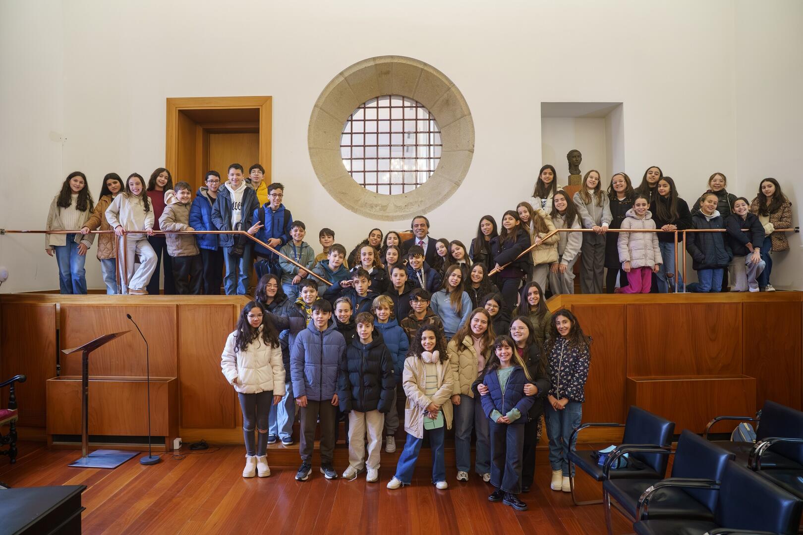 2026_01_20_visita_estudo_dos_alunos_do_agrupamento_de_escolas_mai_rio_cardoso_salao_nobre__cmguim...